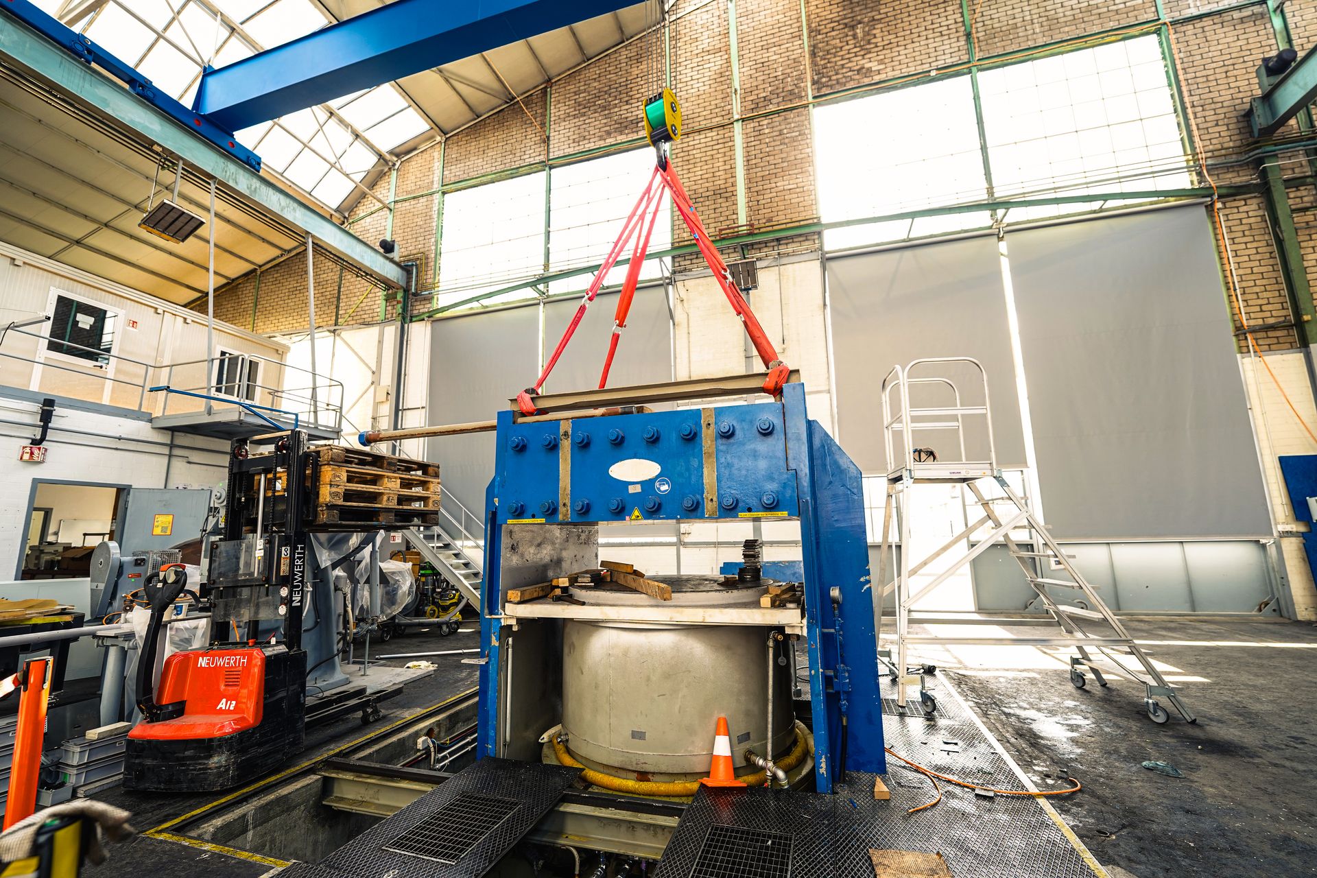 Maschinenrückbau mit Hallenkran – ProMontagen AG